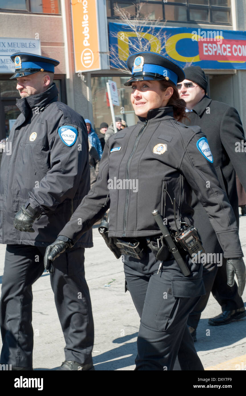 Polizistin aus griechischer Herkunft während der jährlichen Parade zum Gedenken an Griechenland Independence Day Montreal Kanada Stockfoto