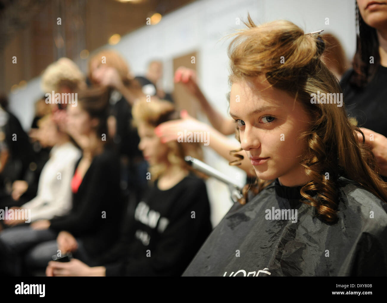Moskau, Russland. 1. April 2014. Ein Model bekommt ihr Haar getan auf der Hinterbühne am letzten Tag der Moskauer Modewoche am 1. April 2014. Die 2014/2015-Herbst-Winter-Moskau-Fashion-Week zum Thema Schuluniform hier dienstags geschlossen. Bildnachweis: Dai Tianfang/Xinhua/Alamy Live-Nachrichten Stockfoto