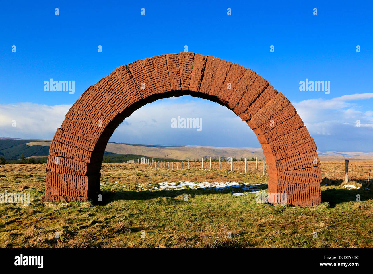 Colt Hill Bogen, Cairnhead, Dumfries and Galloway, Schottland, Großbritannien. Der Bogen ist Teil der Andy Goldsworthys "Striding Arches" Stockfoto