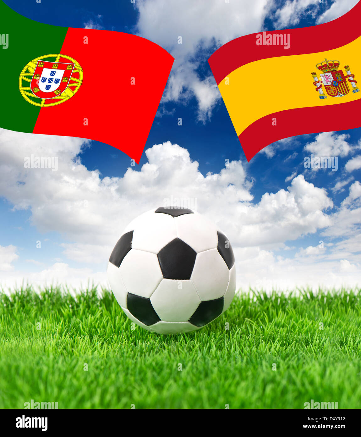Fußball auf dem grünen Rasen und Nationalflaggen Spaniens und Portugals über dramatische blauer Himmel Stockfoto
