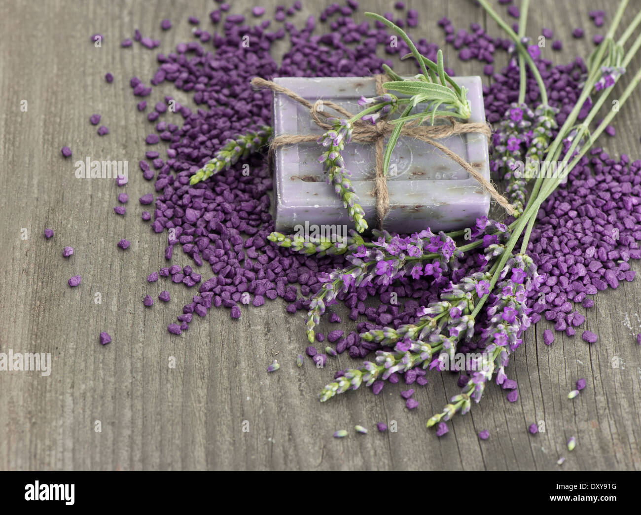 Kräuter Lavendel Seife und Bad Salz mit frischen Blumen über hölzerne Hintergrund Stockfoto