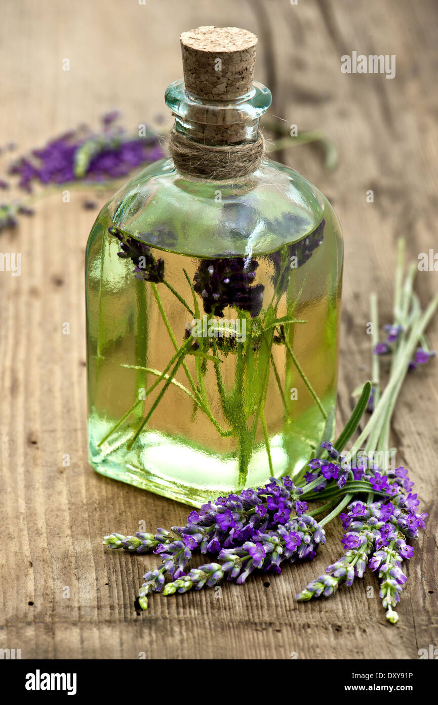 ätherisches Lavendelöl mit frischen Blumen Stockfoto