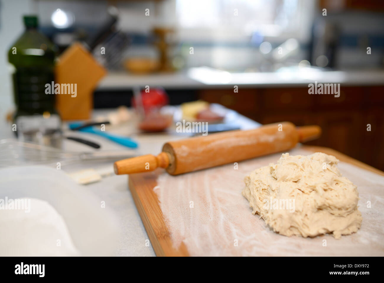 Frische Gluten freie Teig auf einem bemehlten Brett mit Nudelholz zur Herstellung einer hausgemachten pizza Stockfoto