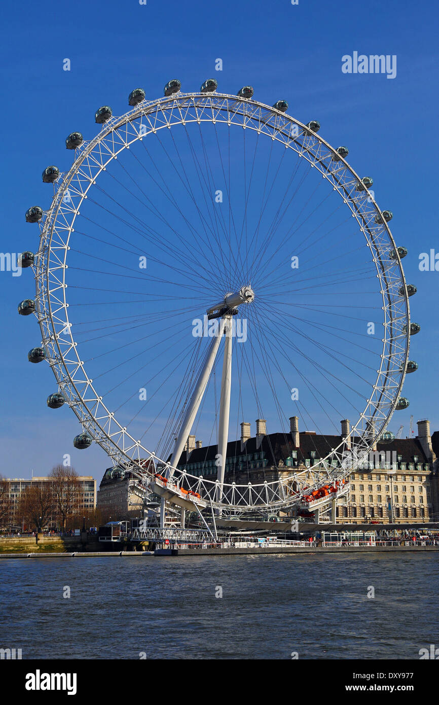 Das London Eye aka Millennium Wheel auf der Themse in London, England Stockfoto