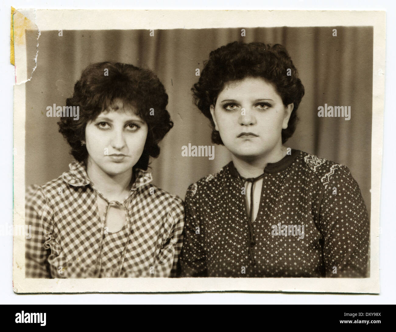 UdSSR - ca. 1954: Ein antikes Foto zeigt Studioportrait zwei womans. Stockfoto