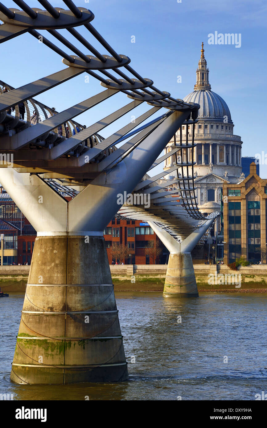 Themse mit der Millennium Bridge und St. Pauls Kathedrale in London, England Stockfoto