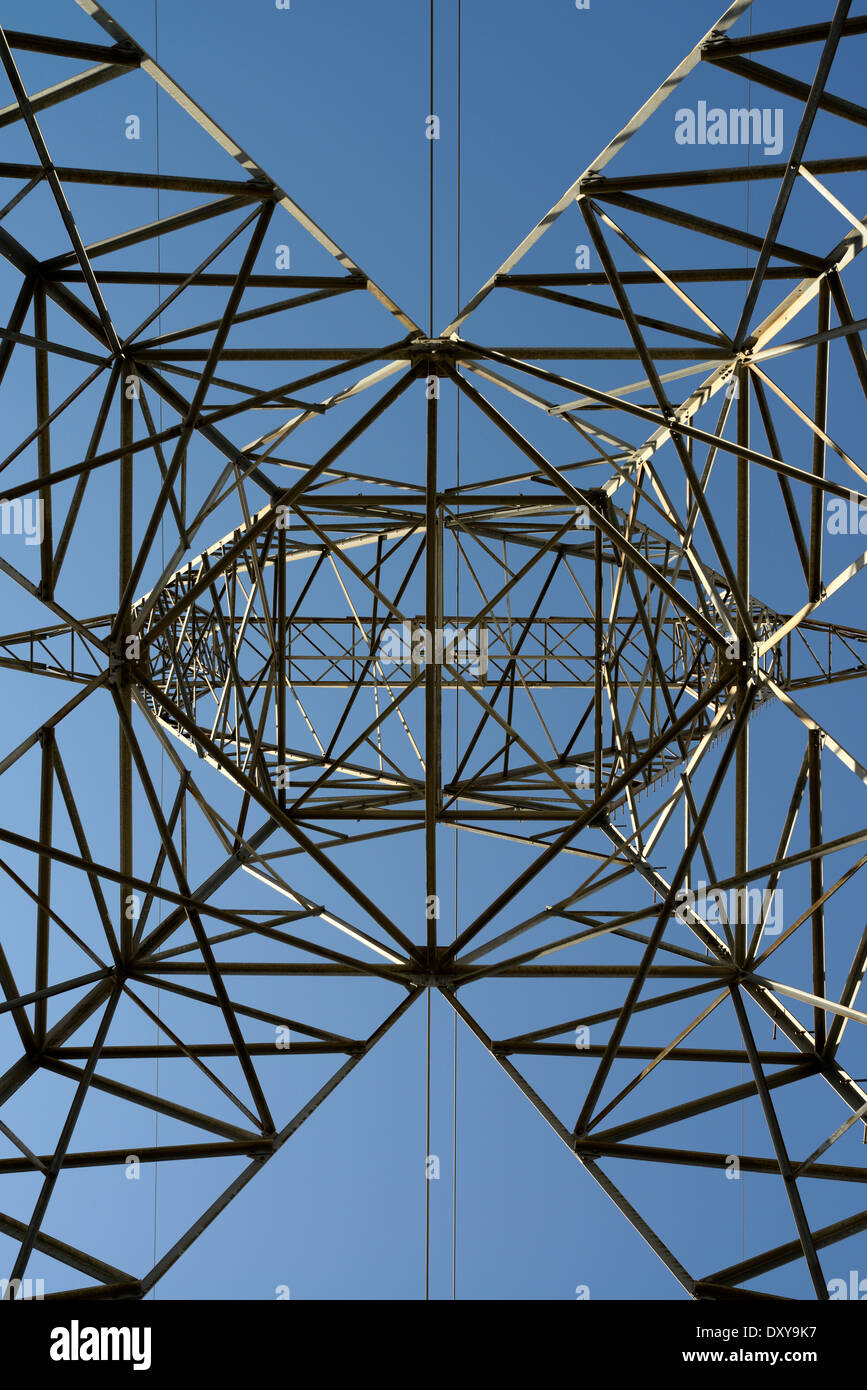 Abstrakte symmetrische Gitterwerk einer Stahlfederung elektrische Turm mit Hochspannung Stromleitungen und ein blauer Himmel Ontario Hydro nachschlagen Stockfoto
