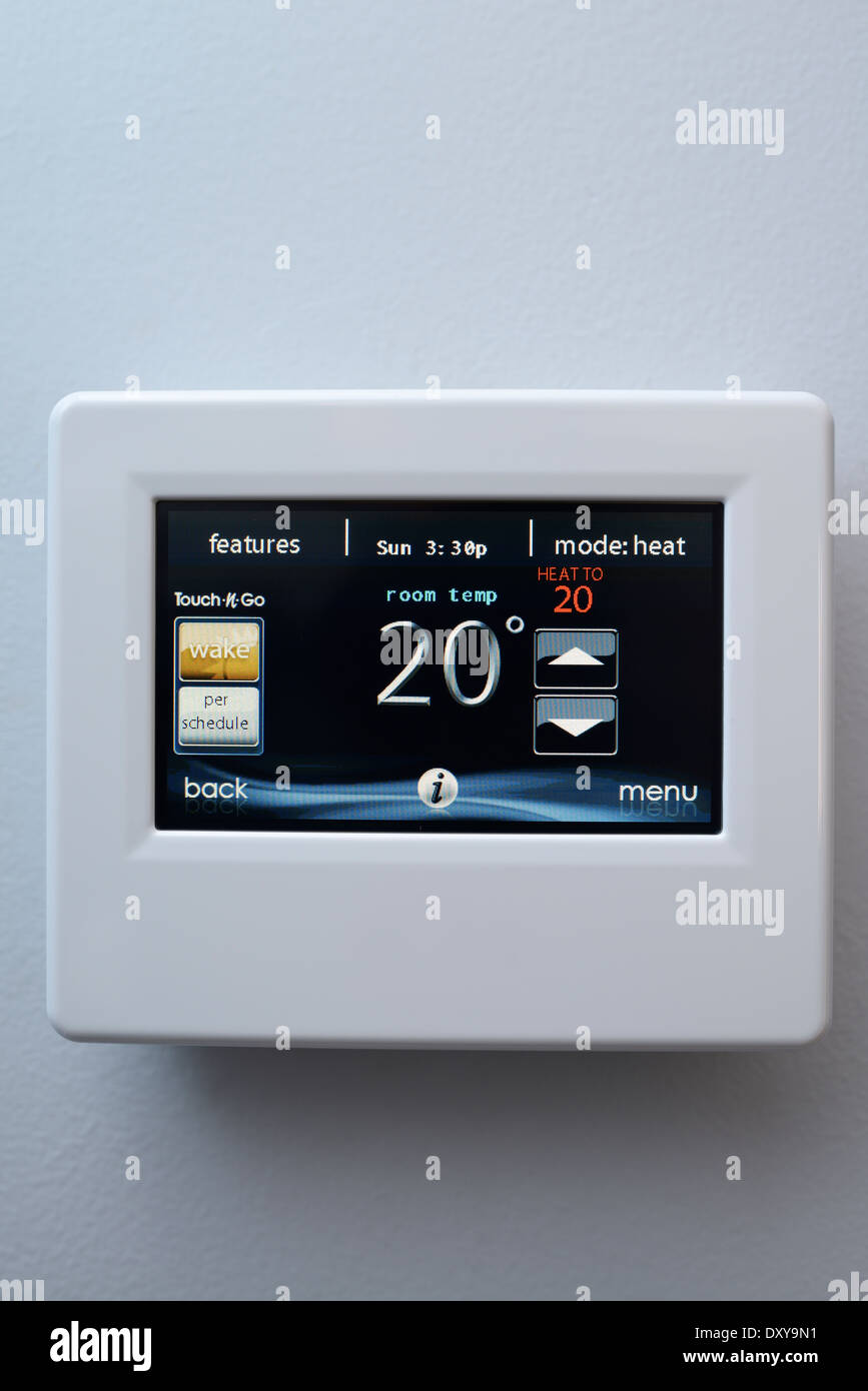 Programmierbare Touch Pad Wandthermostat zeigt Raumtemperatur zu Hause Stockfoto