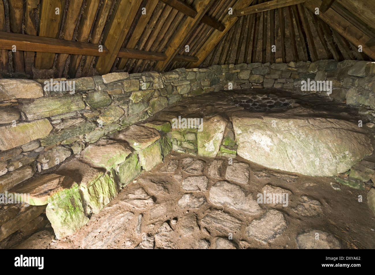 Innere des rekonstruierten Eisenzeit Norse Brennofen bei Shawbost, Lewis, Western Isles, Schottland, Großbritannien. Stockfoto