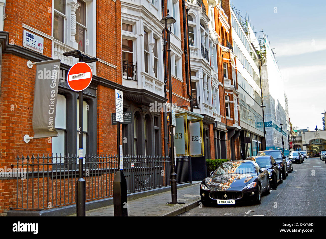 Blick entlang der Cork Street, berühmt für seine Galerien für zeitgenössische Kunst, Mayfair, London, England, Vereinigtes Königreich Stockfoto