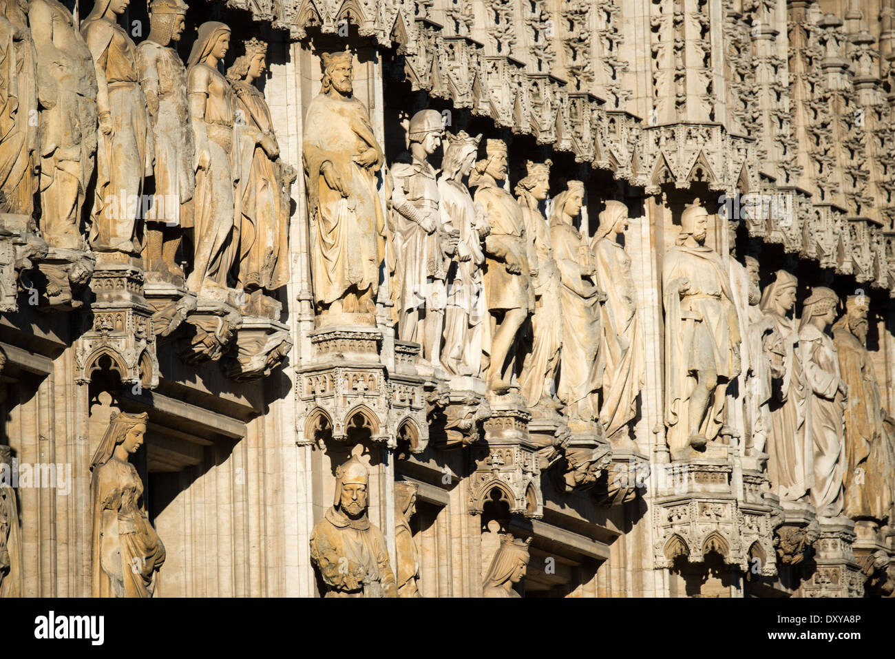 Brüsseler Rathausstatuen Brüssel Belgien // BRÜSSEL, Belgien — verzierte Statuen zieren die Außenwände des Brüsseler Rathauses, dem gotischen Meisterwerk, das den Grand Place verankert. Das skulpturale Programm mit historischen Figuren, Heiligen und Adligen repräsentiert jahrhundertelang belgisches künstlerisches Erbe. Diese mittelalterlichen und neogotischen Statuen zeigen die Entwicklung der architektonischen Skulptur in Brüssel. Stockfoto