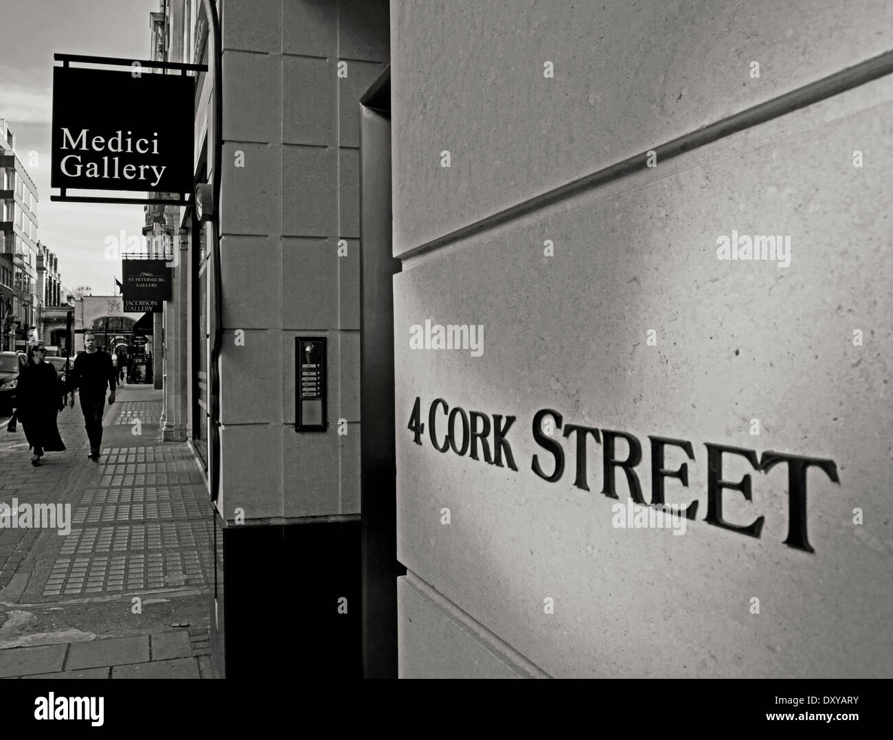 Blick entlang der Cork Street, berühmt für seine Galerien für zeitgenössische Kunst zeigt die Medici Galerie, Mayfair, London, England, UK Stockfoto