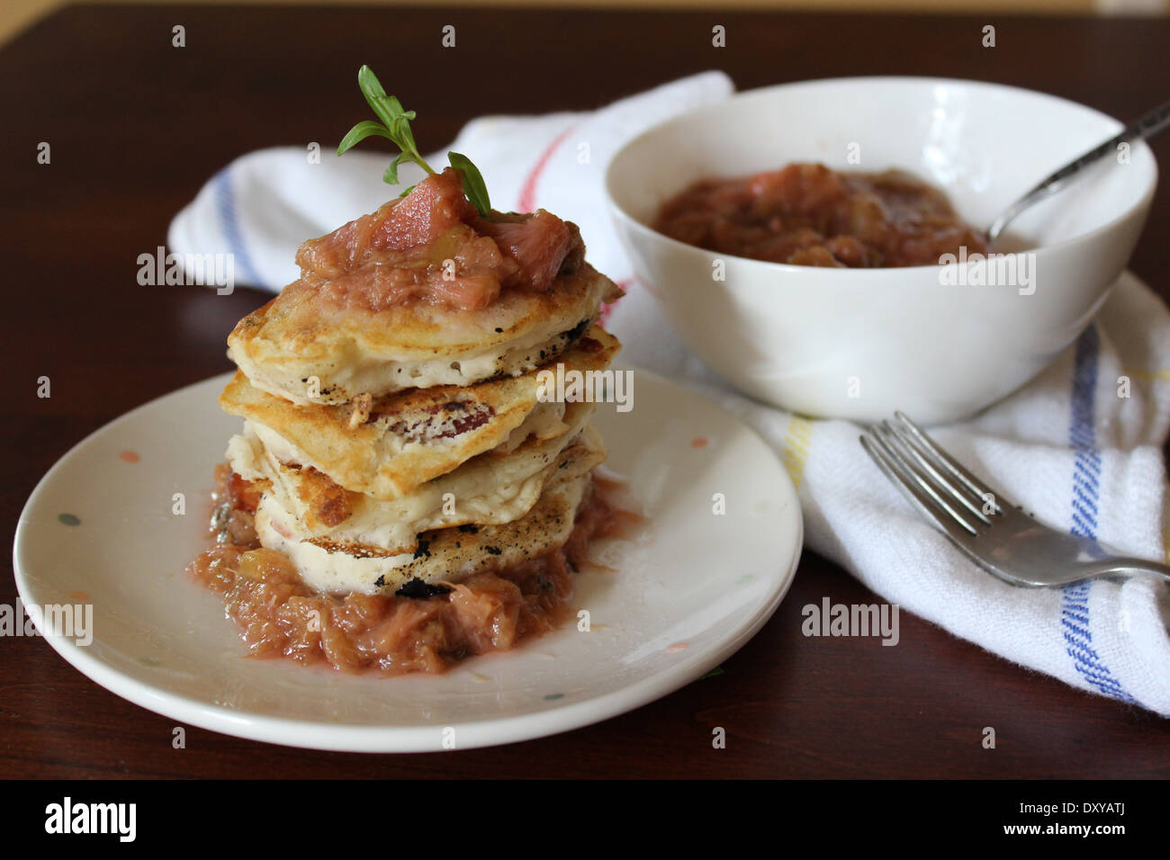 Dinkel Pfannkuchen mit Kokosnuss Speck und geschmorten Estragon Rhabarber Stockfoto