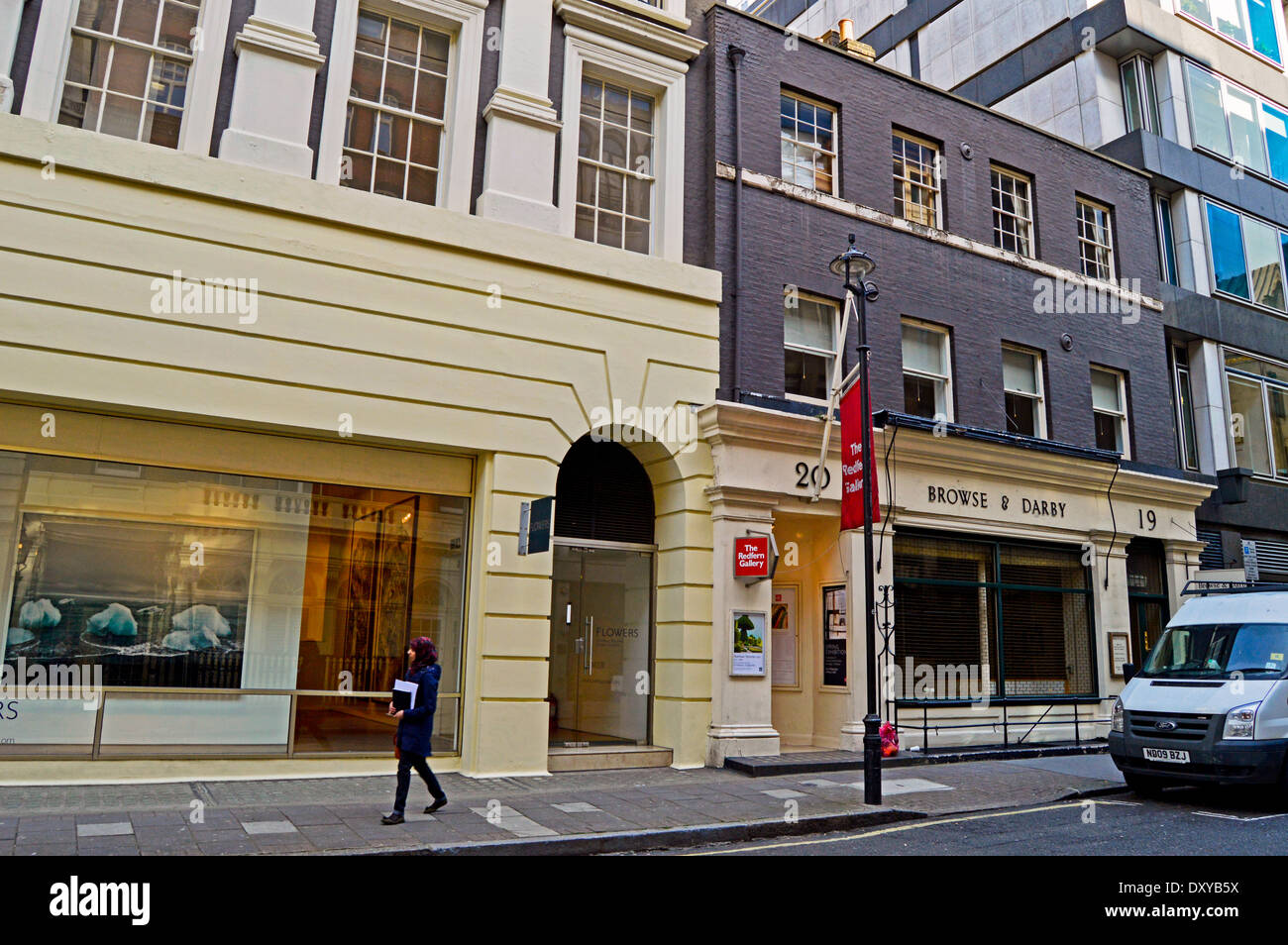 Blick entlang der Cork Street, berühmt für seine Galerien für zeitgenössische Kunst, Mayfair, London, England, Vereinigtes Königreich Stockfoto