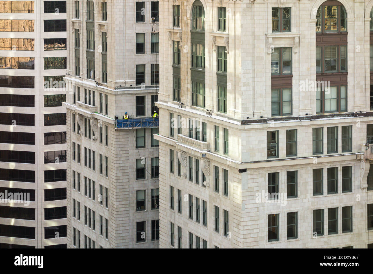 Arbeiter Tuck Punkt Steinmaurerarbeit Arbeitsfugen auf die so Linie Gebäude im Stadtzentrum gelegenem Minneapolis. Stockfoto