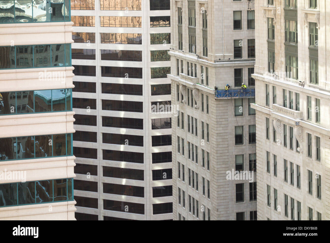 Arbeiter Tuck Punkt Steinmaurerarbeit Arbeitsfugen auf so Linie Gebäude Innenstadt von Minneapolis, Minnesota. Stockfoto