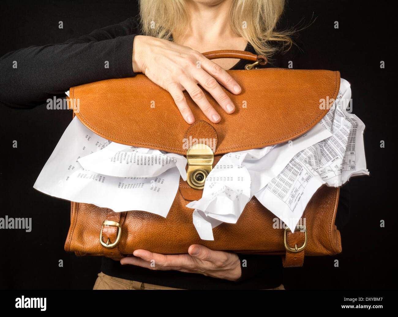 Finanzkonzept Foto zeigt eine Nahaufnahme der eine weibliche Führungskraft hält eine Aktentasche voller Papiere. Stockfoto