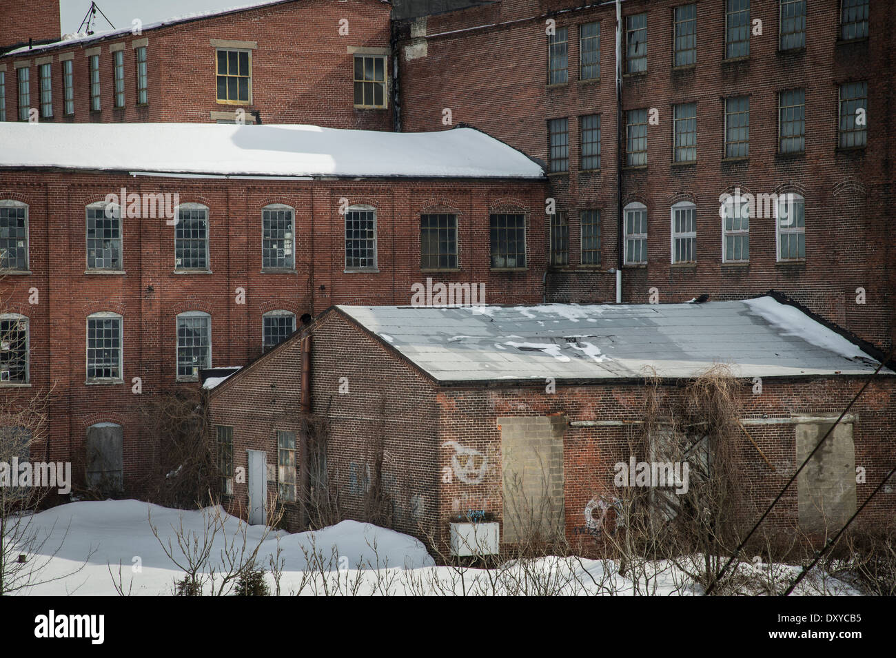 Alte Ziegel Industriegebäude außen mit Schnee Stockfoto