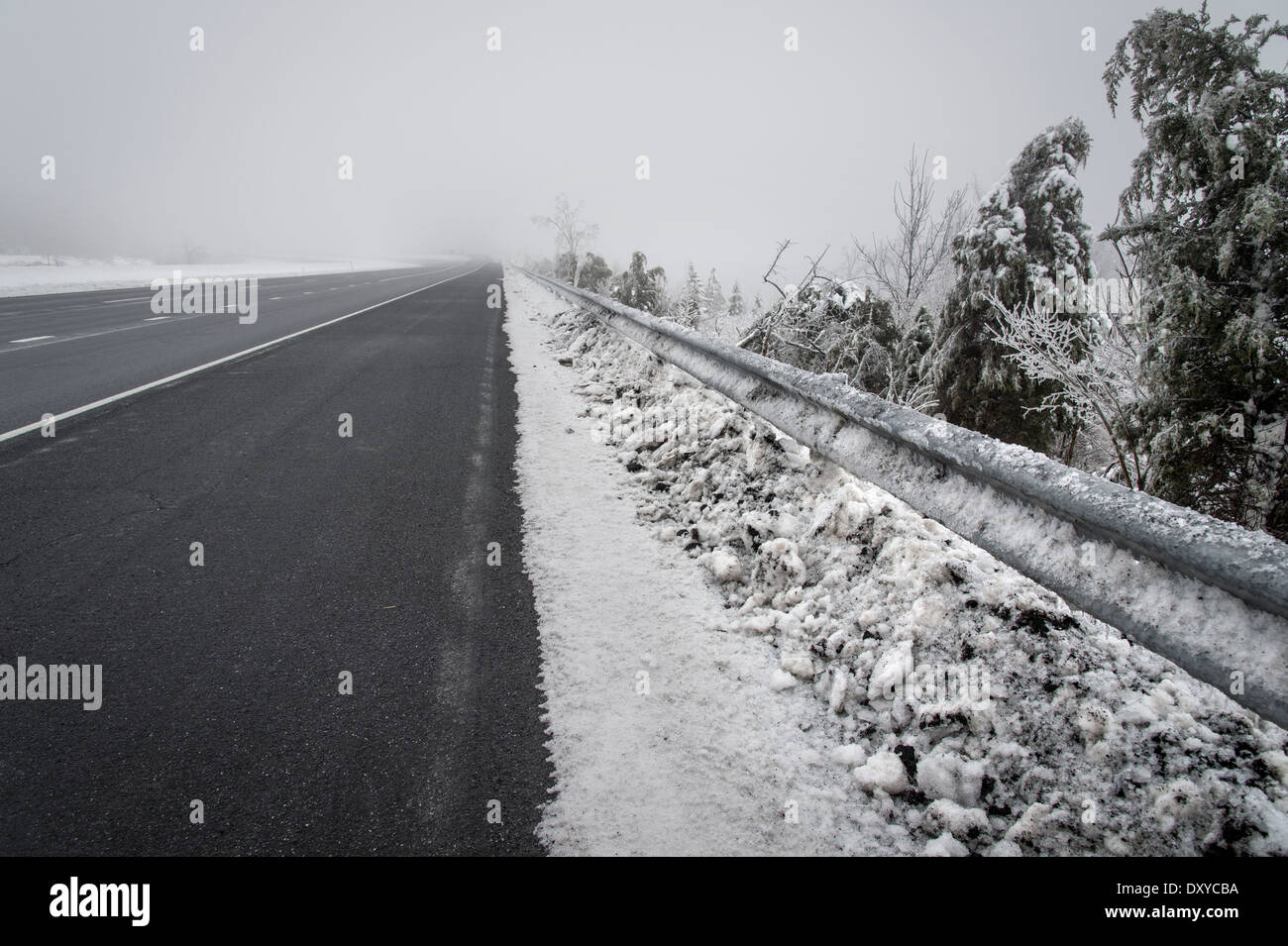Leere Autobahn Winter neblig Stockfoto