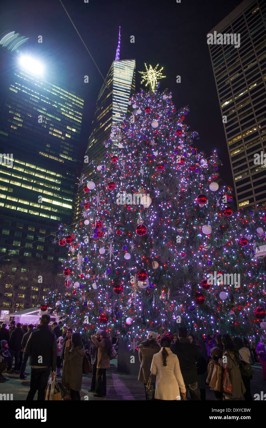 Blaue Lichter am Weihnachtsbaum, New York City, USA Stockfoto