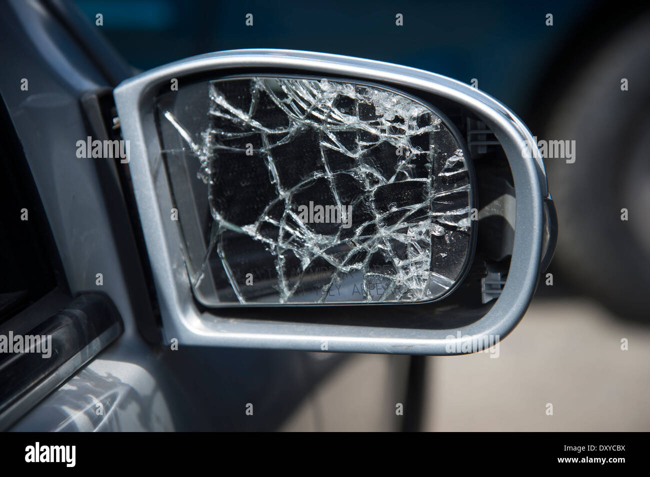Gebrochene Seitenspiegel auf Auto Stockfoto