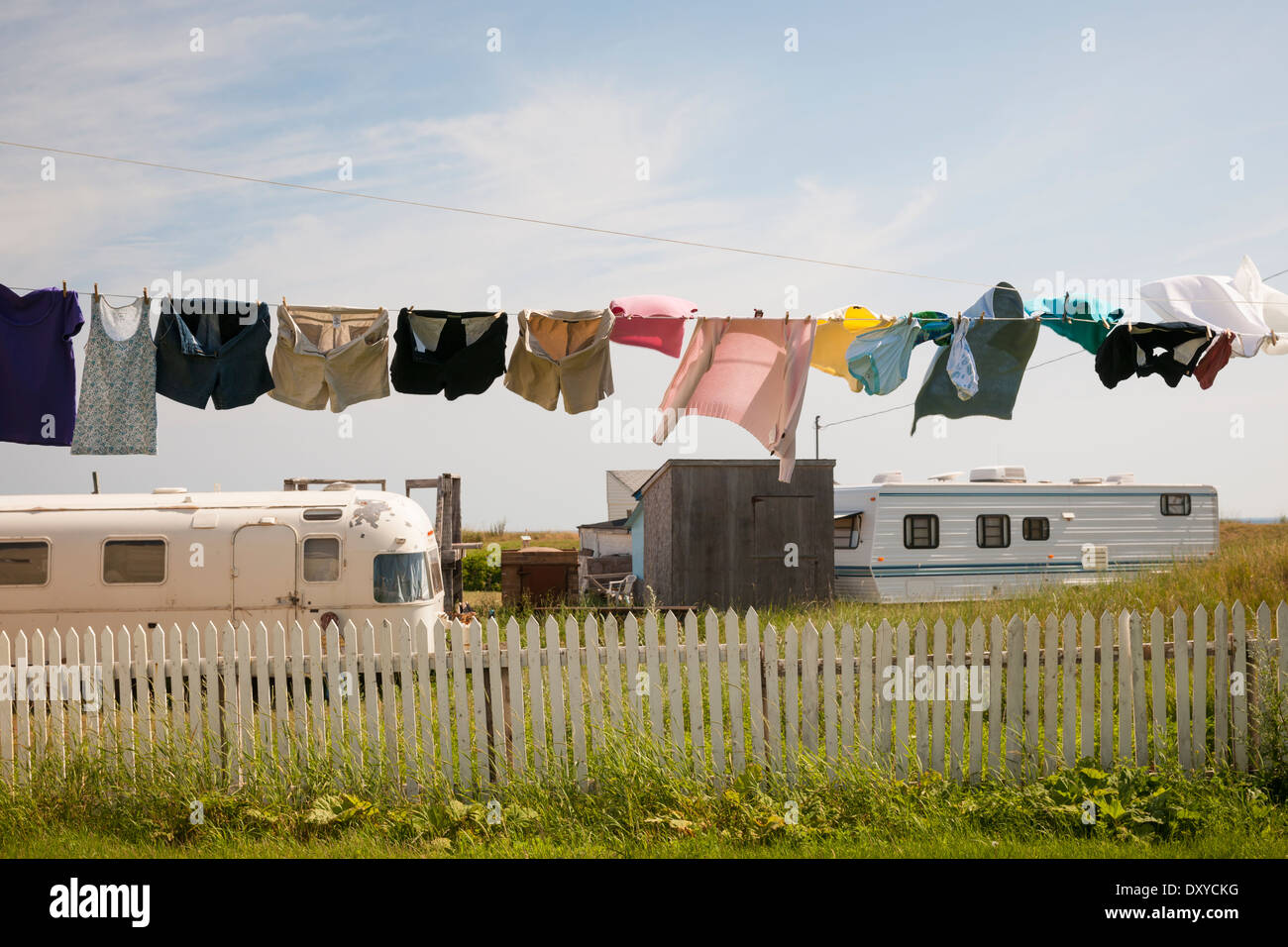 Anhänger-Häuser und Wäsche trocknen auf Linie in North Rustico, Prince Edward Island, Kanada. Stockfoto