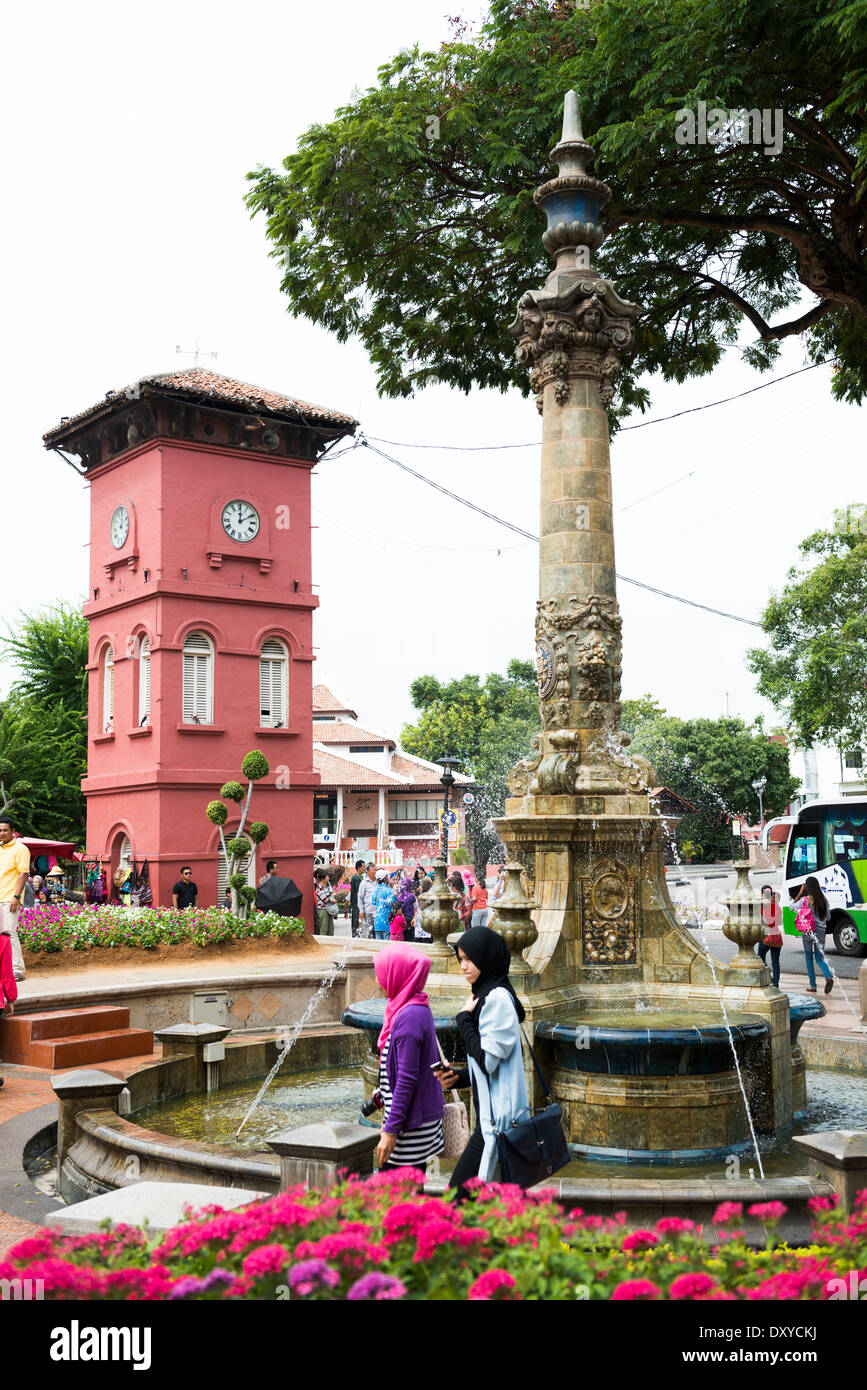 Victoria-Brunnen und dem alten Uhrturm entlang des niederländischen Heritage Trail in alten Melaka. Stockfoto