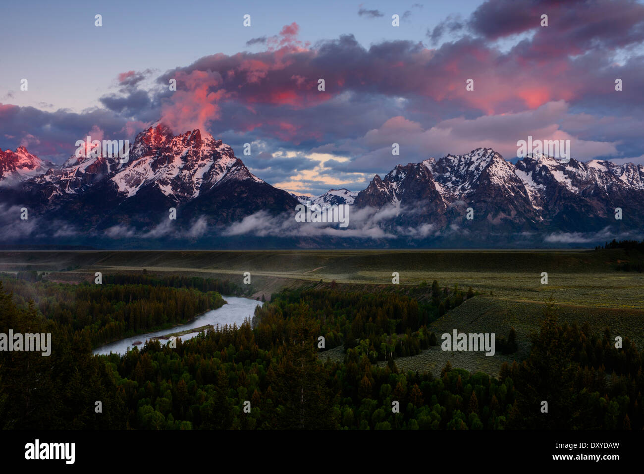Sonnenaufgang auf die Grand Teton Berge aus dem Snake River Overlook. Stockfoto