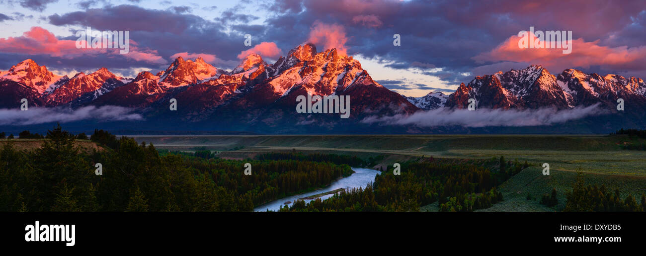 Sonnenaufgang auf die Grand Teton Berge aus dem Snake River Overlook. Stockfoto