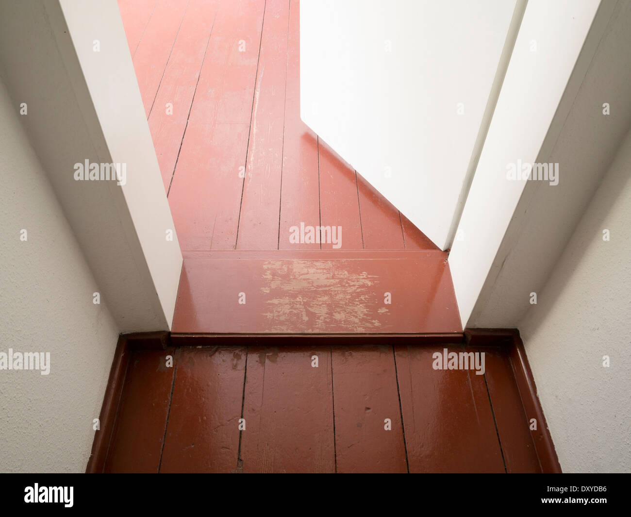 Fragment der Eingang Zimmer mit Parkettboden und weiße Tür öffnen Stockfoto