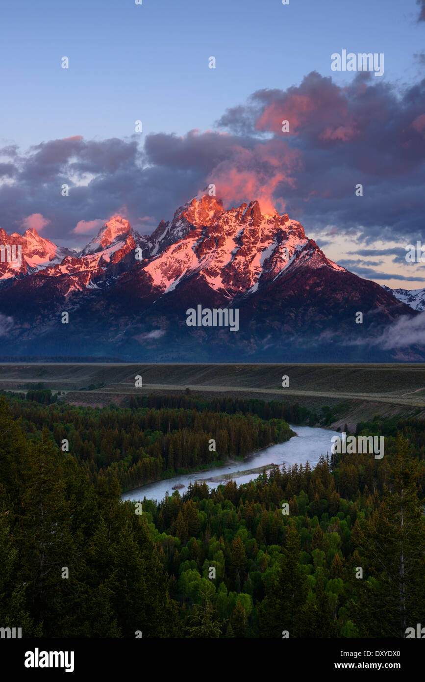 Sonnenaufgang auf die Grand Teton Berge aus dem Snake River Overlook. Stockfoto