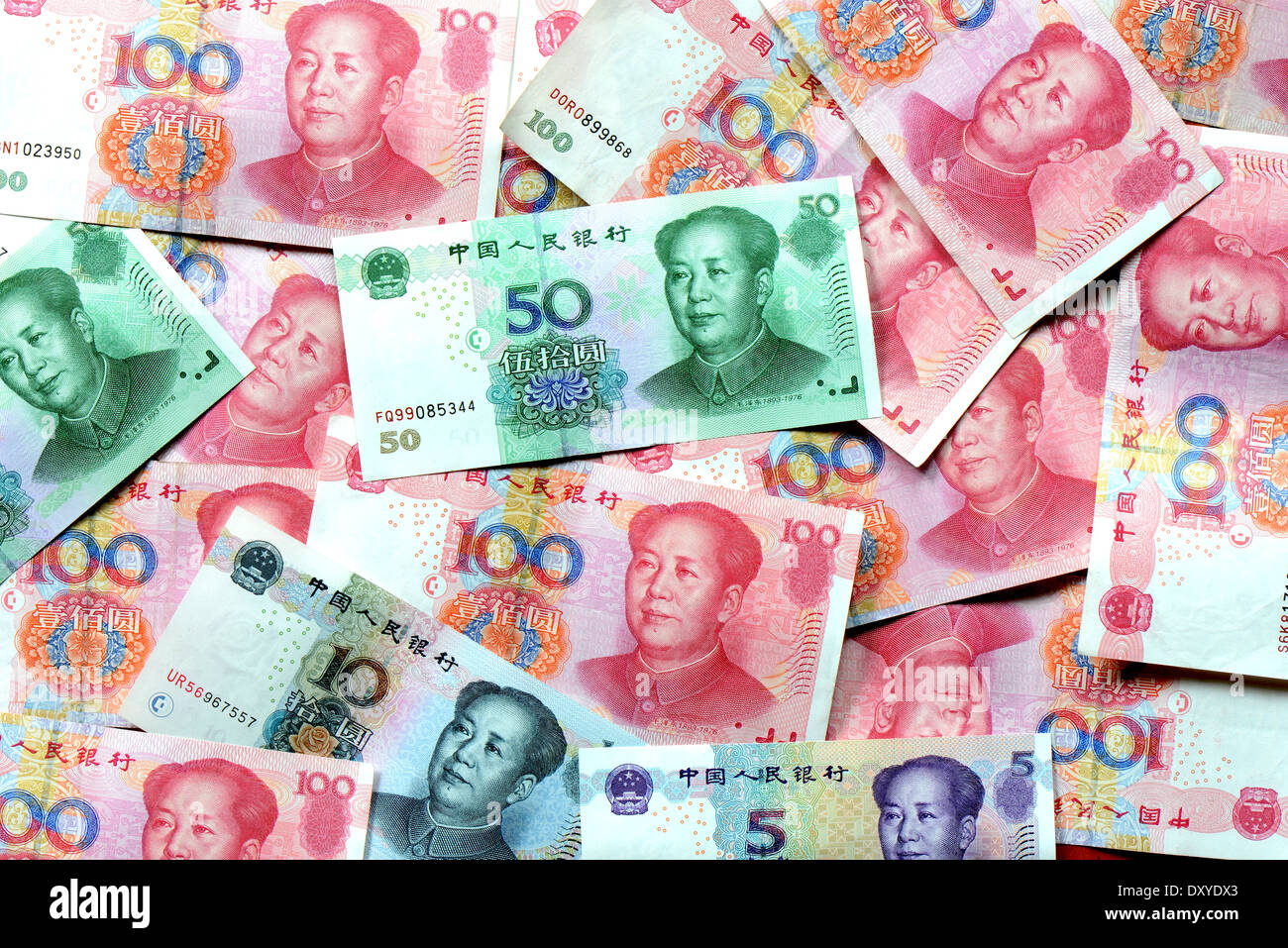 Haufen von RMB(Chinese Yuan) Banknoten als Geld-Hintergrund Stockfoto