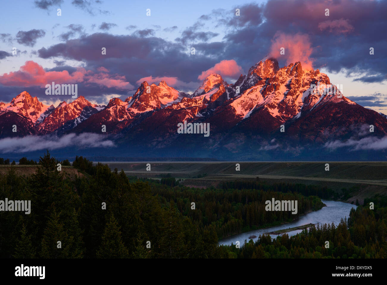 Sonnenaufgang auf die Grand Teton Berge aus dem Snake River Overlook. Stockfoto