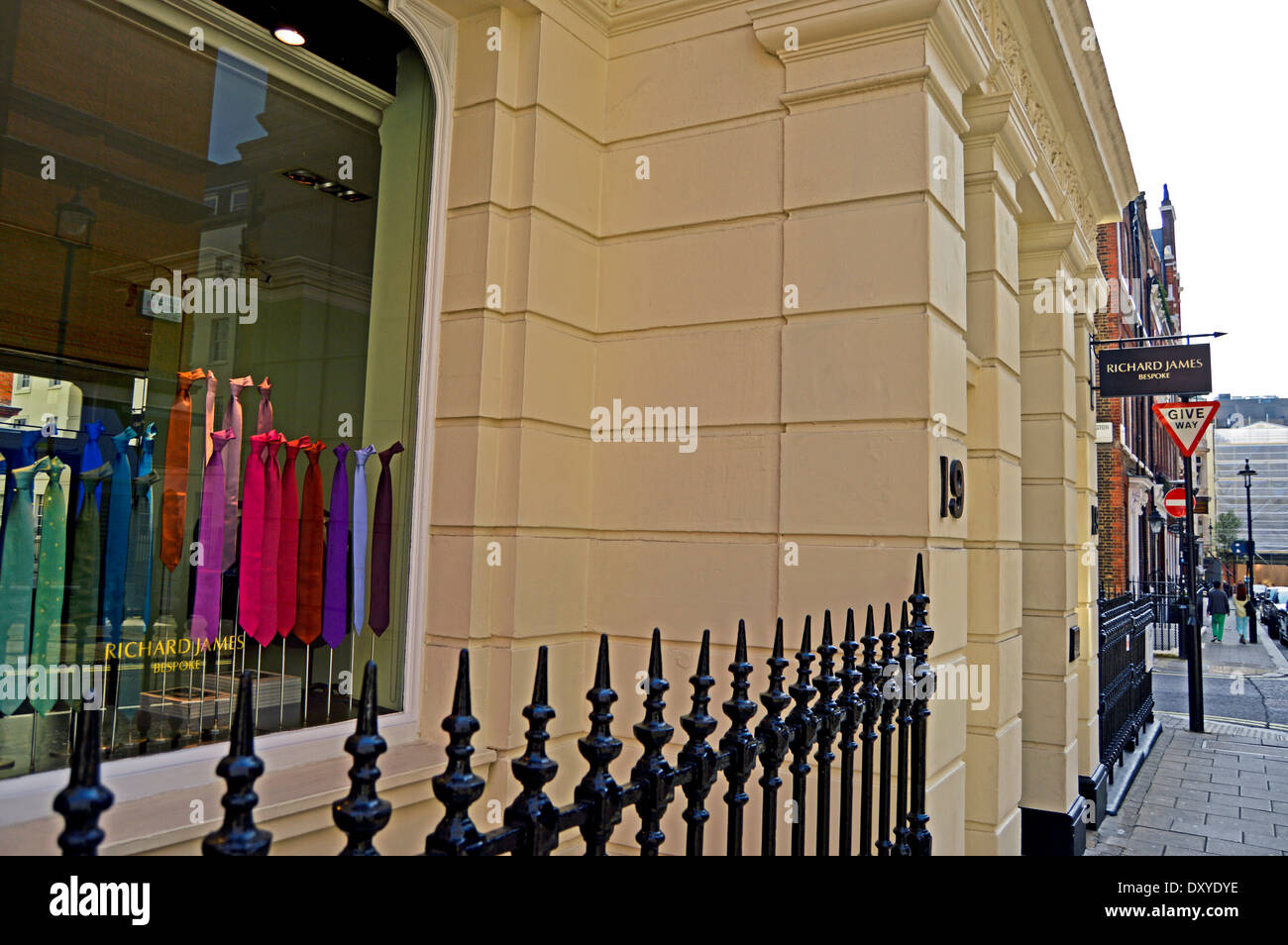 Ansicht von Savile Row bekannt für seine traditionellen Maßschneiderei für Männer, Mayfair, London, England, Vereinigtes Königreich Stockfoto