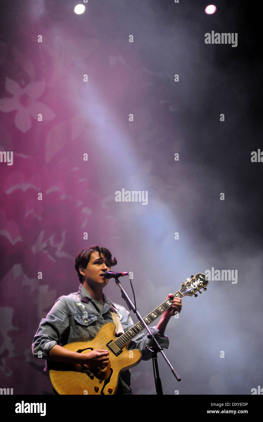 (140402)--MONTEVIDEO, 2. April 2014 (Xinhua)--Sänger und Gitarrist Ezra Koenig der amerikanischen Band "Vampire Weekend" führt, während der Rock ' n' Festival im Sommer Theater in Montevideo, der Hauptstadt von Uruguay, auf 1. April 2014 fallen. (Xinhua/Nicolas Celaya) Stockfoto