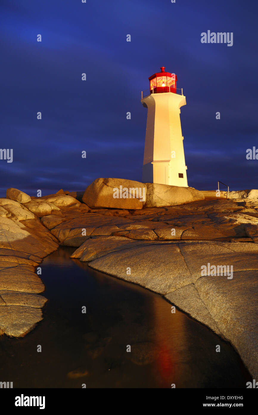 Ein Licht-Malerei und Reflexion von Peggys Cove Leuchtturm auf einer stürmischen Winternacht, Nova Scotia, Kanada. Stockfoto