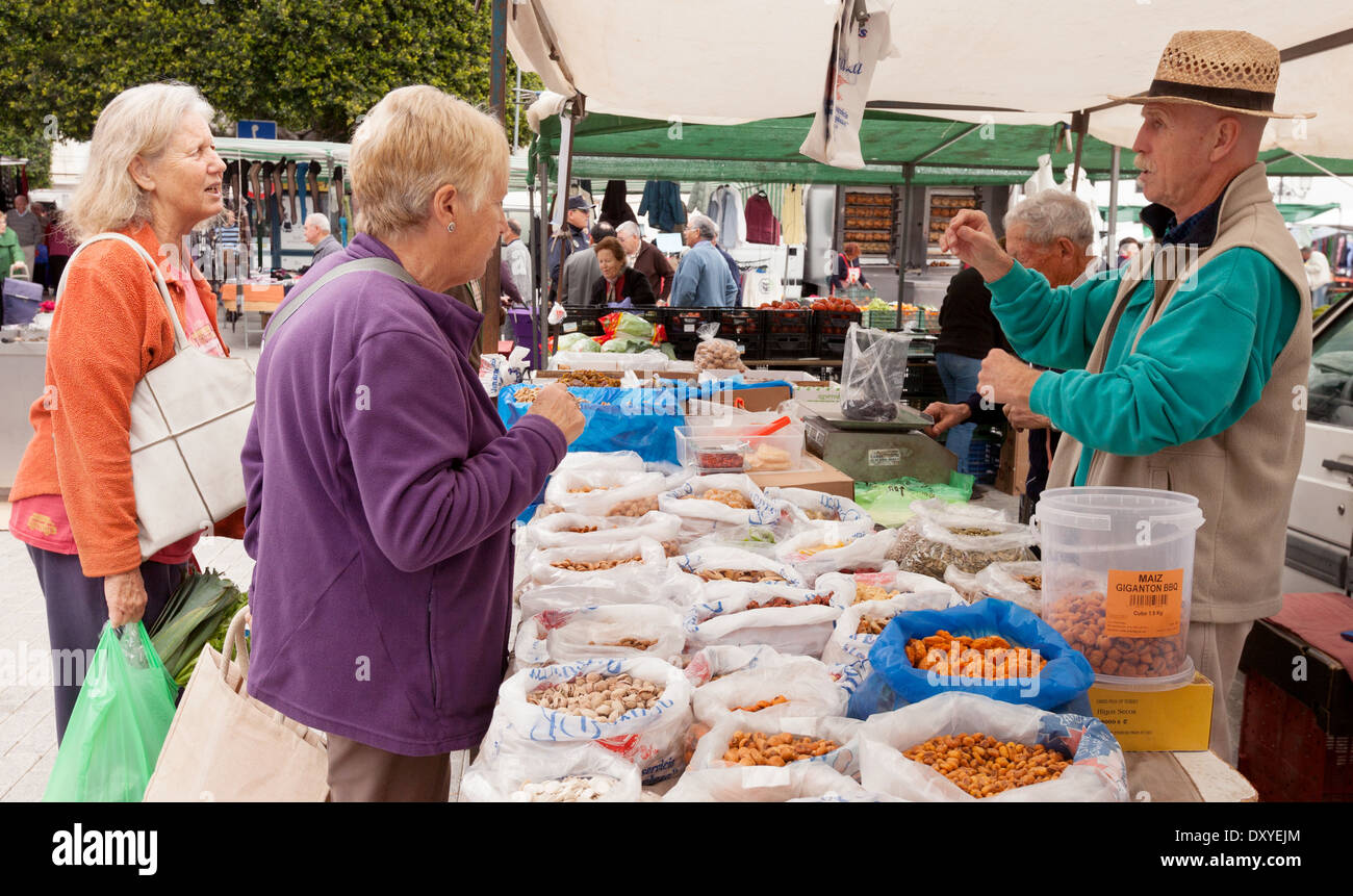 Menschen beim Einkaufen in einem spanischen Dorfmarkt Abwürgen, Turre, Almeria Andalusien Spanien Europa Stockfoto