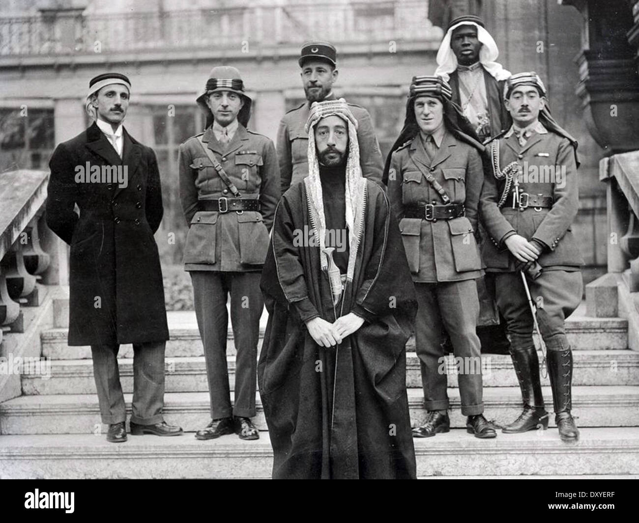 T.E.LAWRENCE Dritter von rechts auf der Versailler Konferenz in Paris im Jahre 1919. Siehe Beschreibung unten für Namen Stockfoto