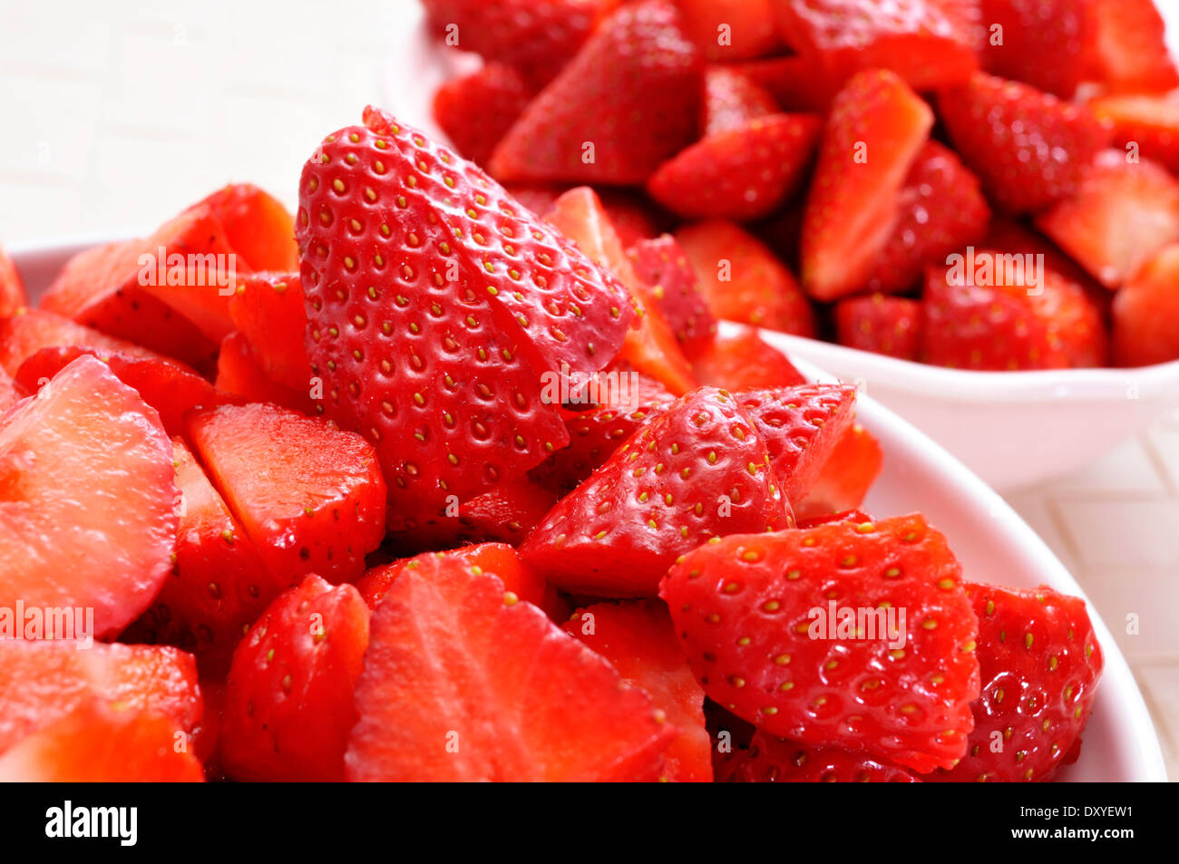 Nahaufnahme einer Schüssel mit appetitlich geschnittenen Erdbeeren Stockfoto