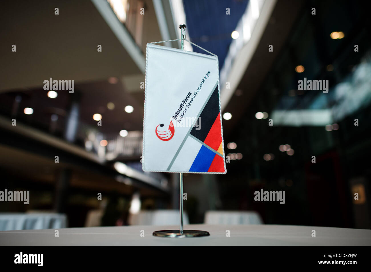 Dresden, Deutschland. 2. April 2014. Eine Werbung Flagge gesehen auf dem 7. Kongress der deutsch-russischen Ware im internationalen Congress Center in Dresden, Deutschland, 2. April 2014. Ca. 340 Experten versammeln sich in der Sitzung, die wissenschaftliche-technische Zusammenarbeit auf dem Gebiet der Rohstoffe bis zum 03 April zu diskutieren. Foto: ARNO BURGI / Dpa/Alamy Live-Nachrichten Stockfoto