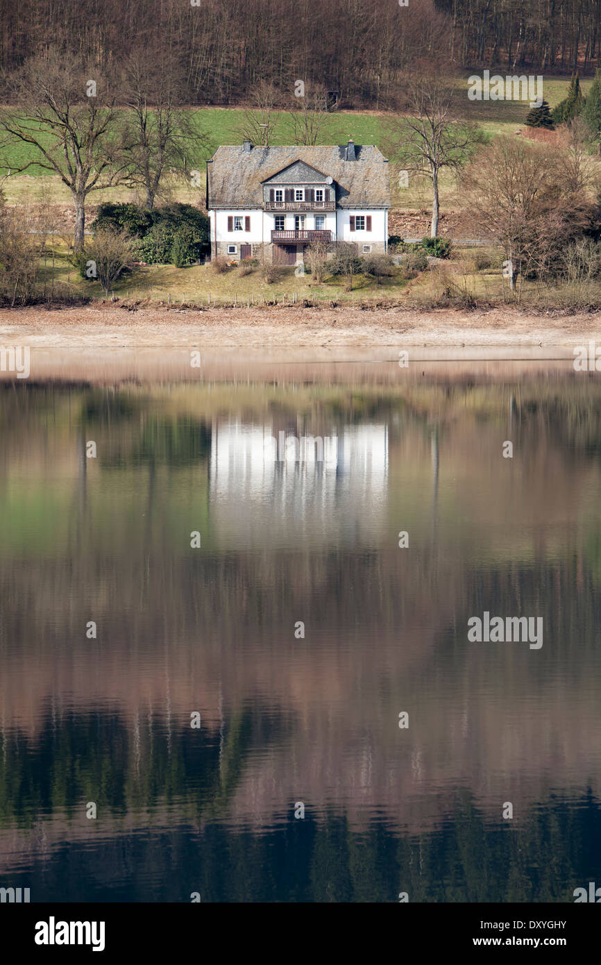 Haus am See, Vorstaubecken Reservoir, Attendorn, Deutschland, Europa Stockfoto