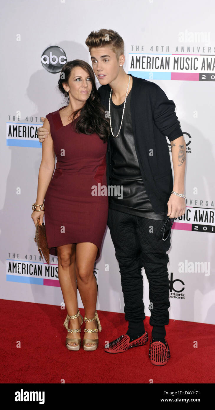 Der 40. Jahrestag American Music Awards 2012 im Nokia Theatre L.A. Live - Ankünfte mit statt: Pattie Mallette, Justin Bieber Where: Los Angeles Kalifornien USA bei: 18 Nov 2012.com Stockfoto