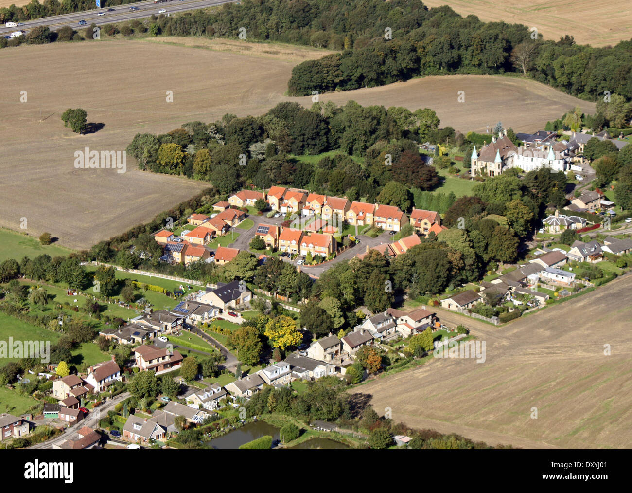 Luftaufnahme von einer modernen Wohnsiedlung im Grüngürtel Stockfoto