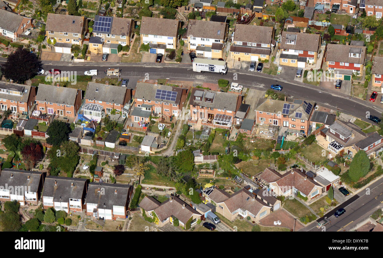 Luftaufnahme des modernen Wohnens mit Sonnenkollektoren auf dem Dach Stockfoto