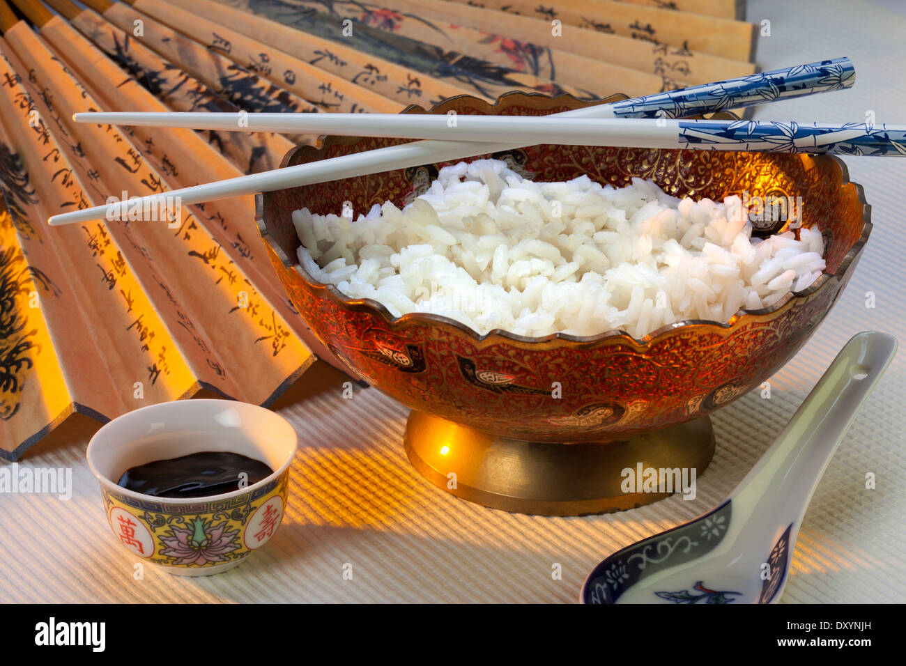 Eine Schüssel Reis mit Stäbchen Stockfoto