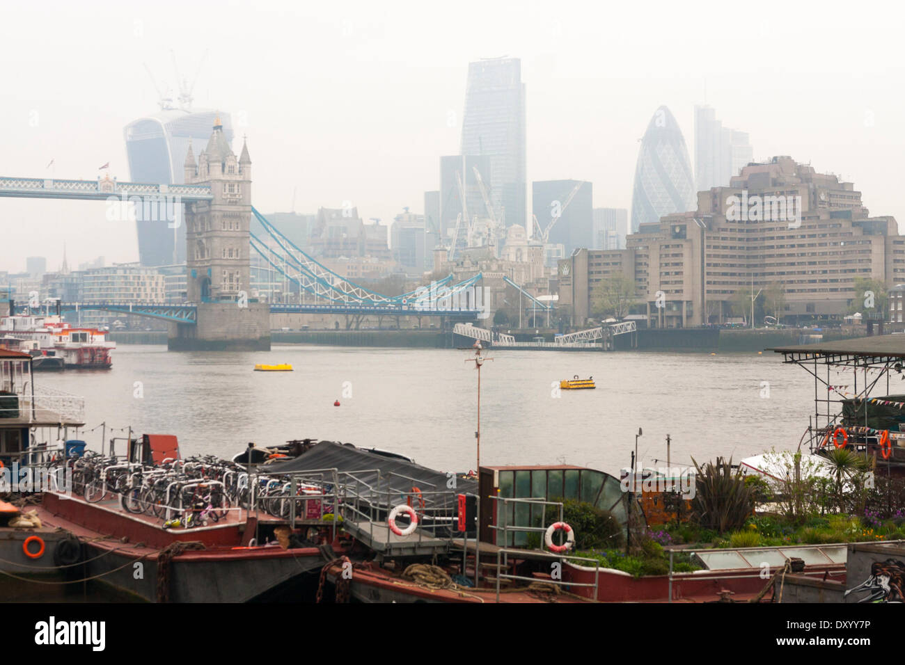 London, 2. April 2014. Smog verdeckt die Wolkenkratzer in der Stadt als die Luftverschmutzung aus Europa und den Staub aus der Sahara Wüste Sandstürme Drifts über Süd-Ost-England.Pollution Ebene auf dem Vormarsch die nächsten Tage sind. Die schlechte Luftqualität schafft einen Schleier über viel von England. Bildnachweis: Paul Davey/Alamy Live-Nachrichten Stockfoto