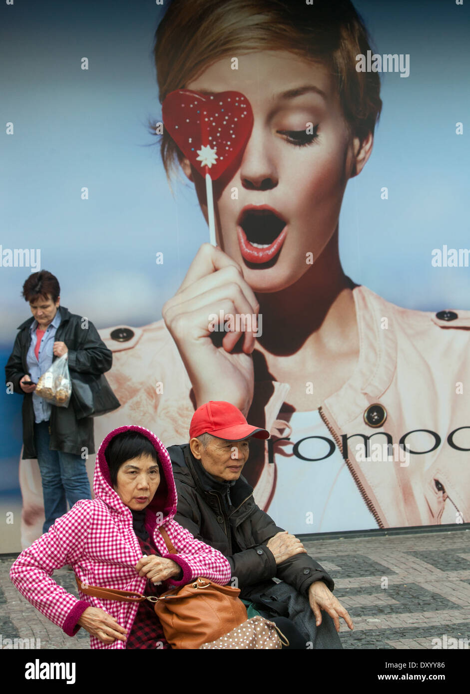 Ruhender Tourist auf einer Bank, Wenzelsplatz, Prag, Tschechische Republik Vaclavske Namesti Stockfoto
