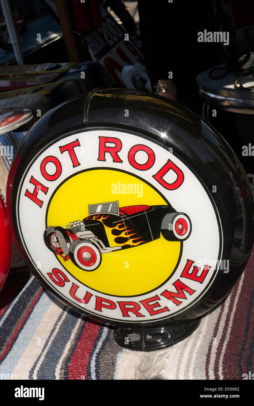 Benzin Pumpe Erdkugel auf einem Marktstand in London UK Stockfoto