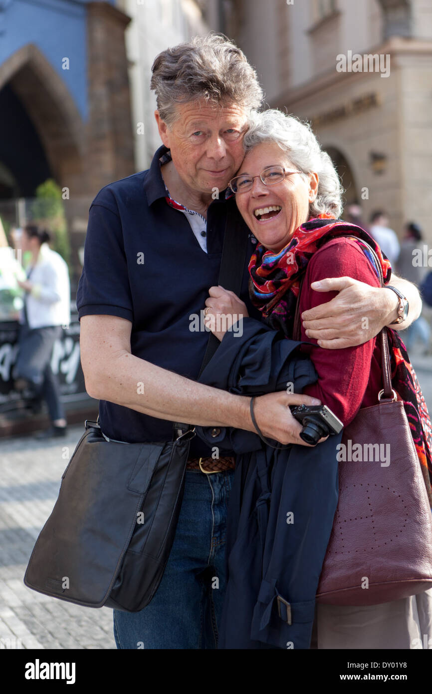 Touristen auf dem Platz vor der Altstadt Uhr, Seniorenpaar Altstädter Ring ältere Frau lächelnd Prag Seniorenpaar glücklich Stockfoto