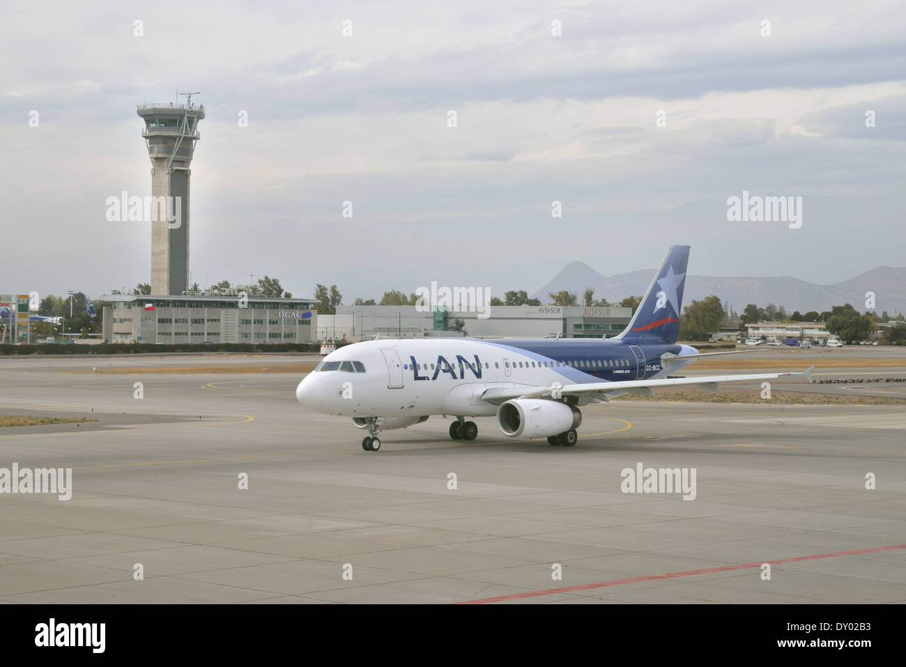 Luft Verkehr Kontrollturm internationalen Flughafen Santiago de Chile mit LAN-Flugzeuge Stockfoto
